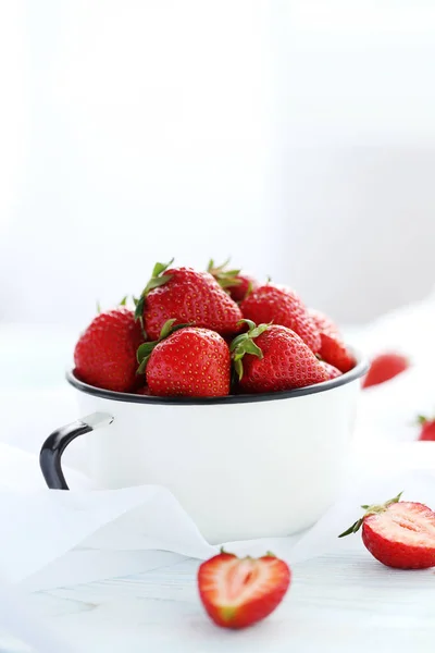 Strawberries in cup on table — Stock Photo, Image