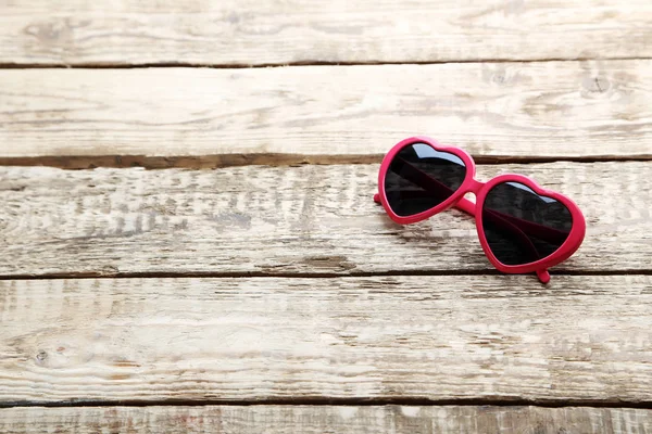 Óculos de sol rosa na mesa — Fotografia de Stock