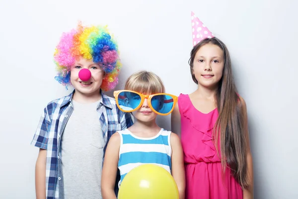 Retrato de niños sobre fondo gris — Foto de Stock