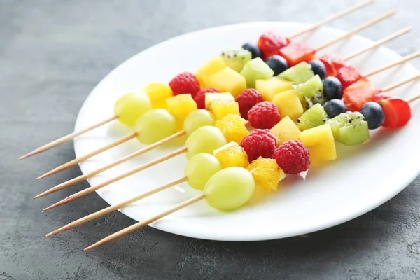 Fruta fresca en pinchos — Foto de Stock