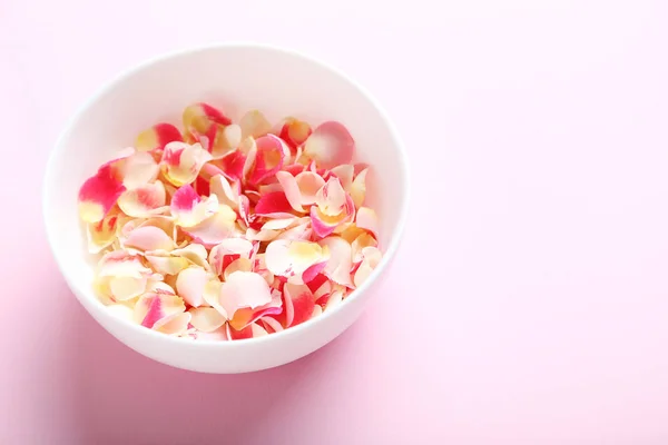 Pétales de rose dans un bol blanc — Photo