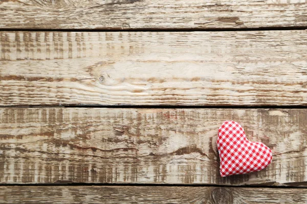 Любовное сердце на столе — стоковое фото