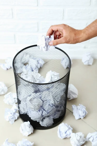 Mano masculina lanzando papel arrugado —  Fotos de Stock