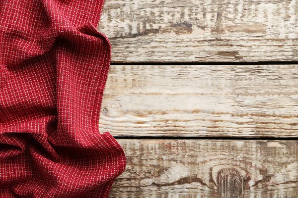 Guardanapo vermelho na mesa — Fotografia de Stock