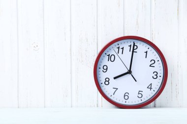 Kırmızı yuvarlak saat 