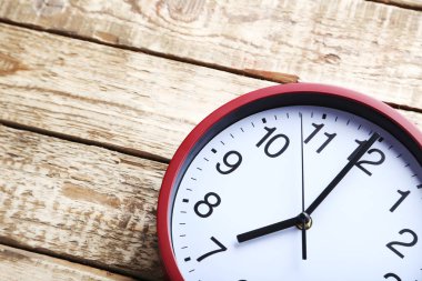 Kırmızı yuvarlak saat 