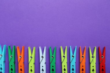 Arka plan üzerinde plastik clothespins dönüştürün