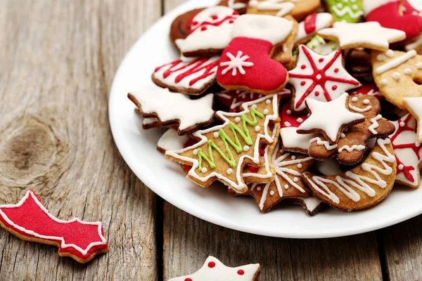 Galletas de jengibre en la mesa — Foto de Stock