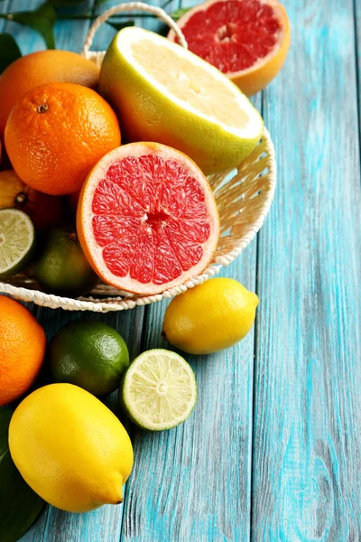テーブルの上の柑橘系の果物 — ストック写真
