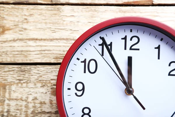 Kırmızı yuvarlak saat 