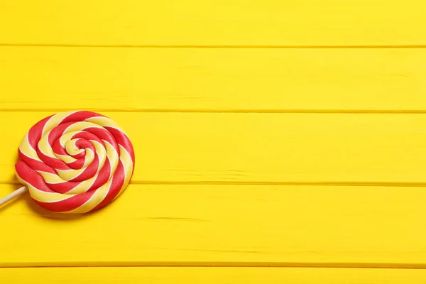 Zoete lollipop op tafel — Stockfoto