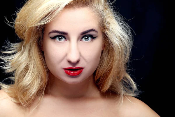 Model met make-up en rode lippen — Stockfoto