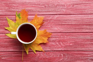Çay ile sonbahar yaprak 