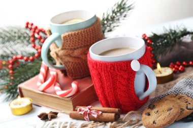 Bir fincan kahve ve çay. 