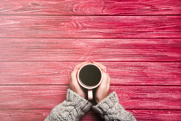 Manos de mujer sosteniendo taza de café —  Fotos de Stock