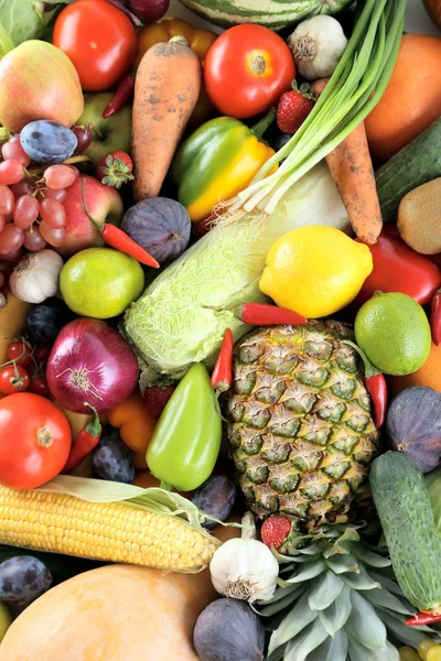 Érett és ízletes gyümölcsök és zöldségek — Stock Fotó