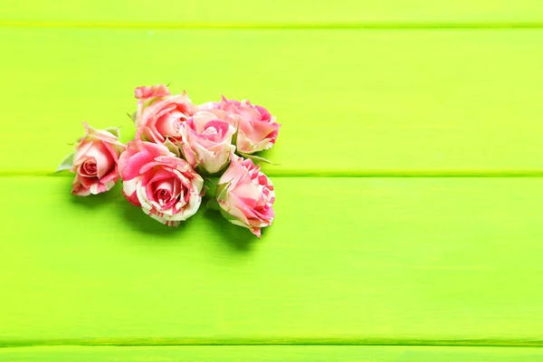 Flores de rosa sobre mesa de madera —  Fotos de Stock