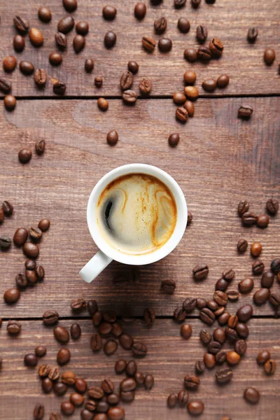 Чашка кофе на коричневом столе — стоковое фото