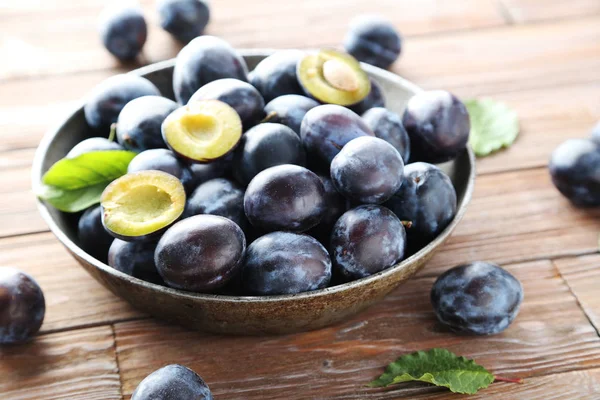 Ameixas saborosas e maduras — Fotografia de Stock