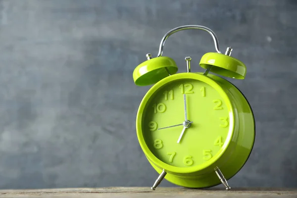 Reloj despertador verde — Foto de Stock