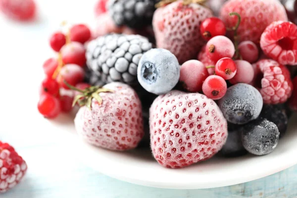 Заморожені ягоди на столі — стокове фото