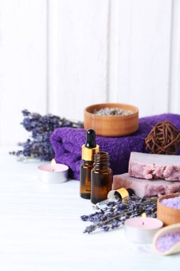 Lavanta yağı sabunu ve çiçekler