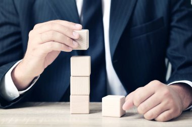 İşadamı holding ahşap küp 