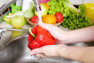 Sebze mutfakta yıkama