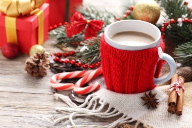 Masada bir fincan kahve.