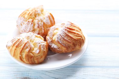 Krema ile ev yapımı profiterol