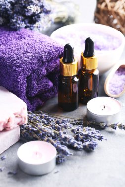 Lavanta yağı sabunu ve çiçekler