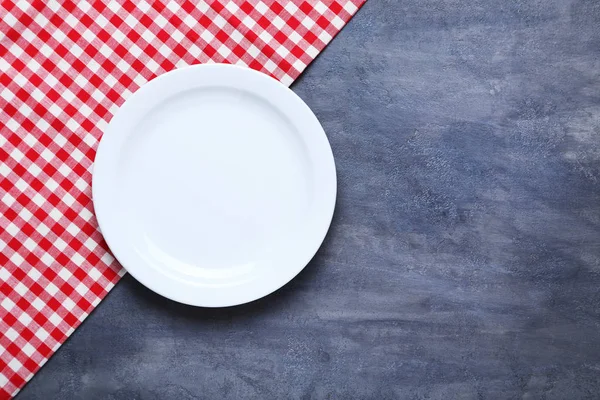 Placa vacía con servilleta — Foto de Stock