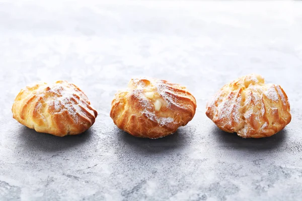 Profiteroles caseiros com creme — Fotografia de Stock