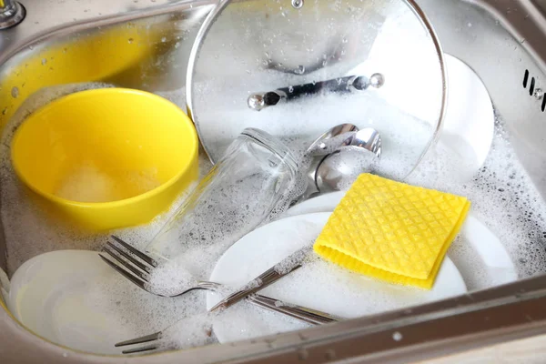 Посуд в мийці на кухні — стокове фото