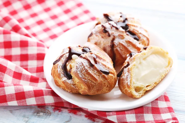 Profiteroles caseiros com creme — Fotografia de Stock