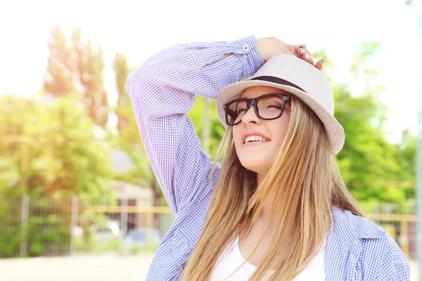Vacker hipster flicka på gatan — Stockfoto
