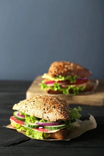 Leckere Sandwiches mit Salami — Stockfoto