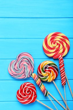 Mavi masada tatlı lolipop