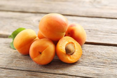 Masada olgun kayısı