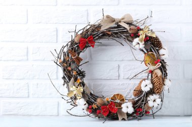 Noel çelenk tuğla duvar