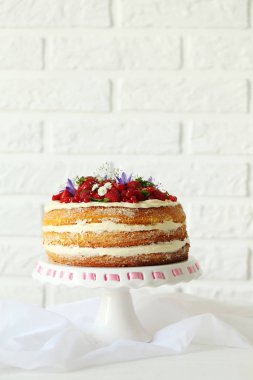 Lezzetli bisküvi kek çilek ile 