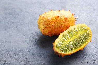 Kiwano meyve gri masada