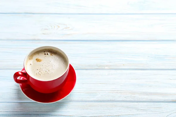 Kopp kaffe på blå bord — Stockfoto