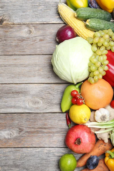 Frutas y verduras maduras en mesa de madera — Foto de Stock