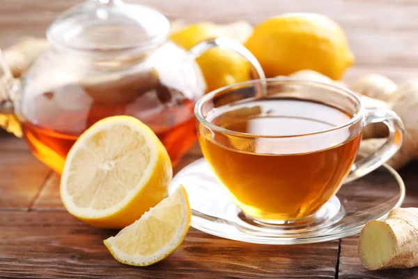 Taza de té con raíz de jengibre y limón — Foto de Stock