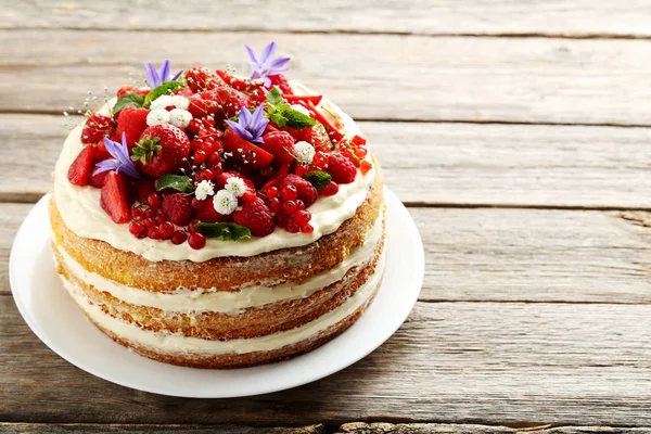Delicious biscuit cake with berries — Stock Photo, Image