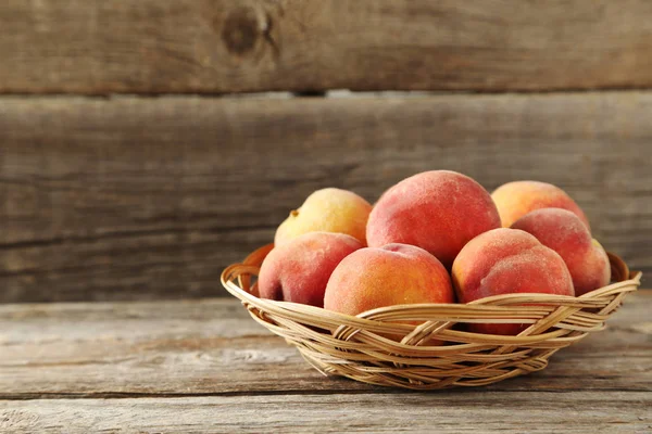 Pêches douces dans le panier — Photo