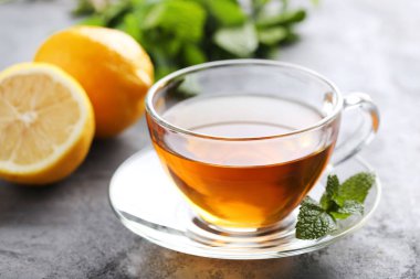 Bir fincan naneli ve limonlu çay.