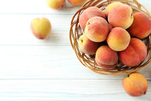 Zoete perziken in mand — Stockfoto