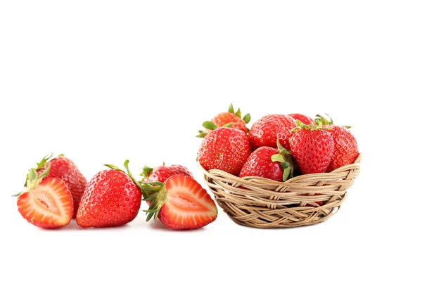 Frische Erdbeeren im Korb — Stockfoto